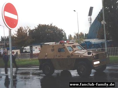 gepanzertes Fahrzeug der Polizei hinterm Gsteblock